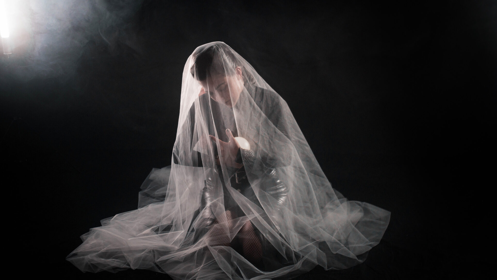 Portrait d’Eva Luisa Flamenco réalisé en studio professionnel à Montpellier (Studio 411) par Nicolas Astier, photographe et vidéaste basé à Aubais.
