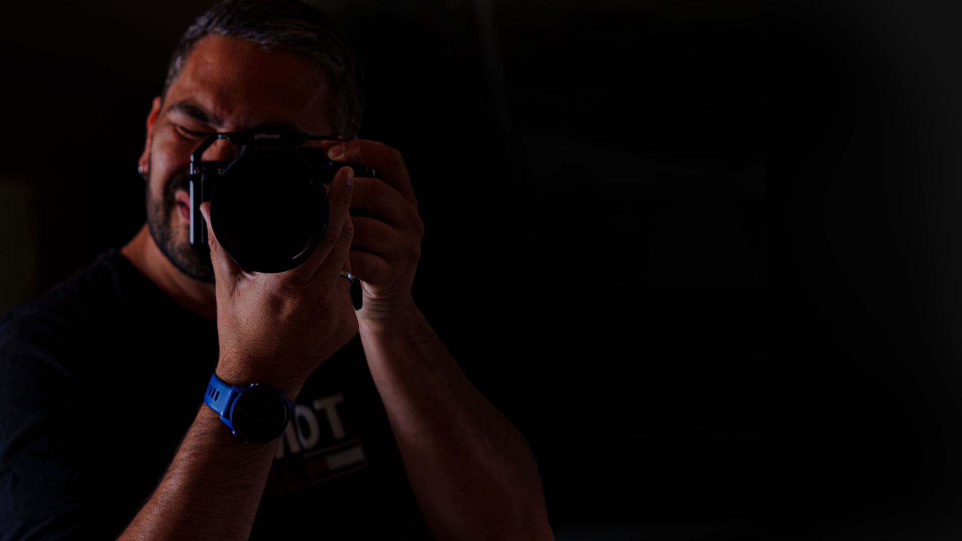 Nicolas Astier, vidéaste et photographe professionnel, en train de réaliser une prise de vue, illustrant ses services de production vidéo, photographie et captation drone.